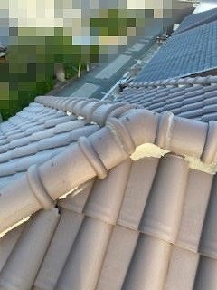 棟瓦に補填された漆喰